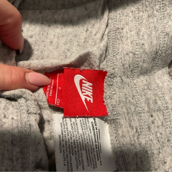 Lightweight cropped Nike joggers. GUC - Picture 3 of 3